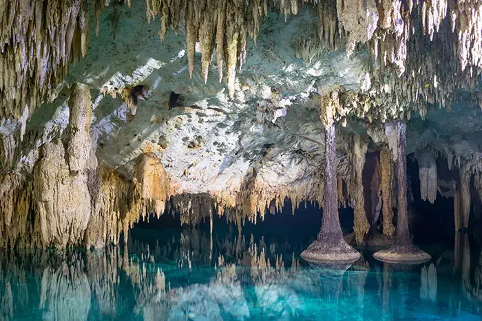 Cenote Sac Actun, Tulum. 