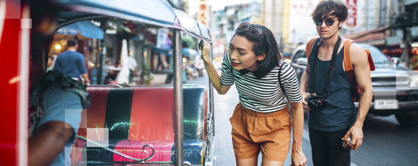 Una joven pareja visitando Bangkok.