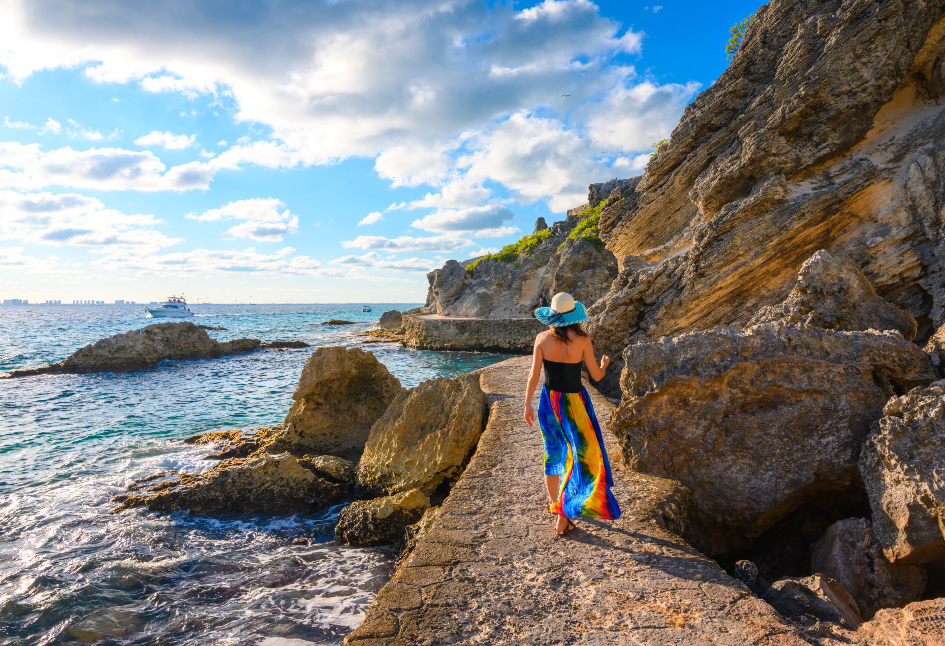 Mujer caminando al lado del mar