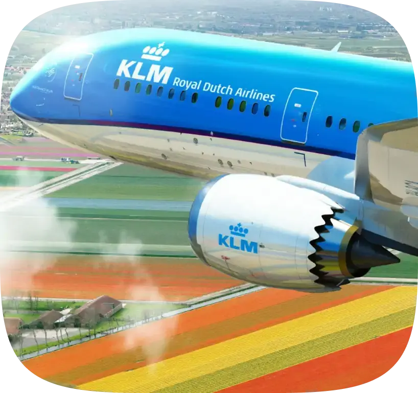 Avión comercial de KLM Royal Dutch Airlines volando sobre campos de cultivo coloridos en una escena aérea vibrante.