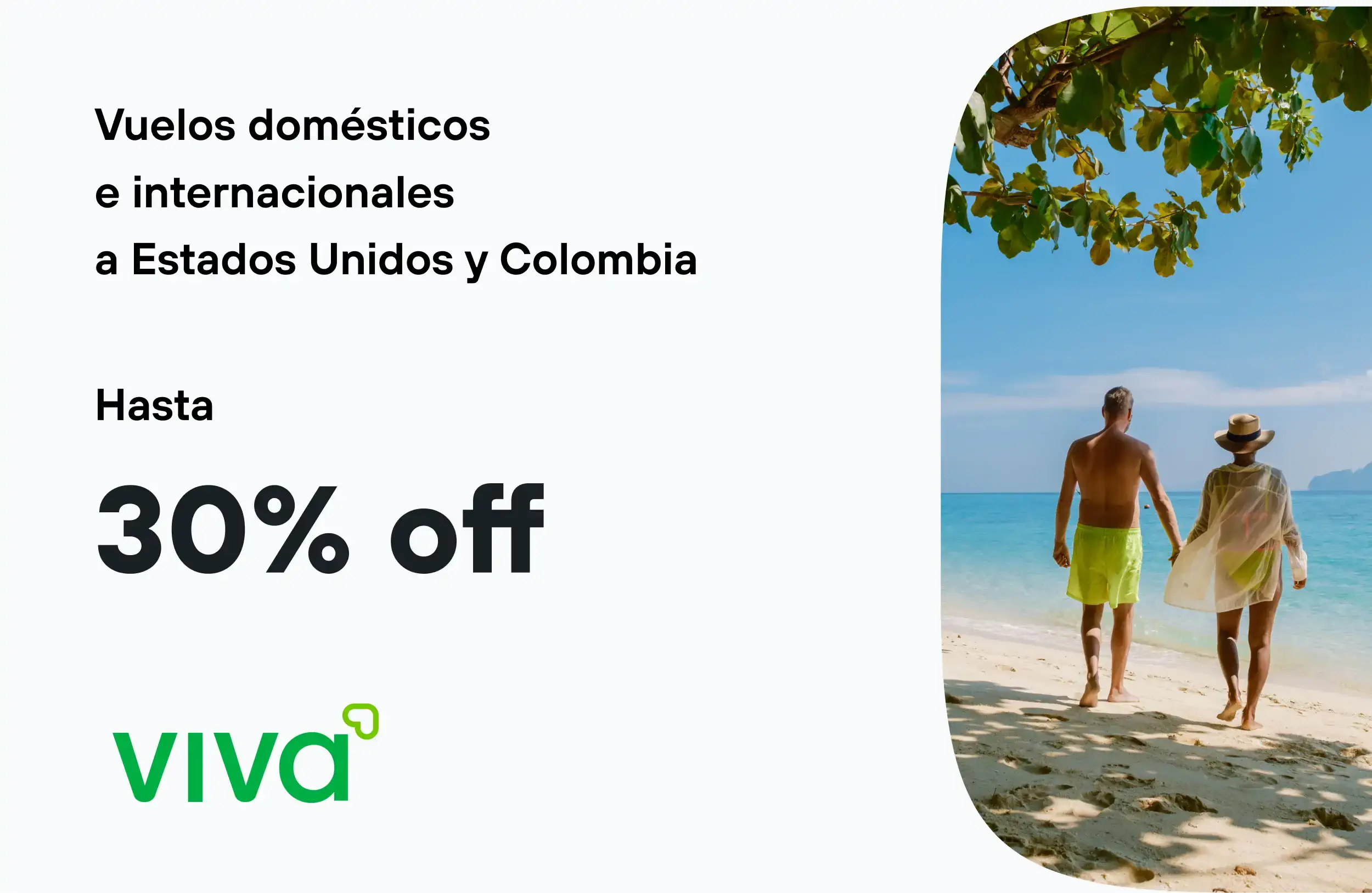 Pareja caminando de la mano por la orilla de una playa tropical, representando vuelos con hasta 30% de descuento con Viva.