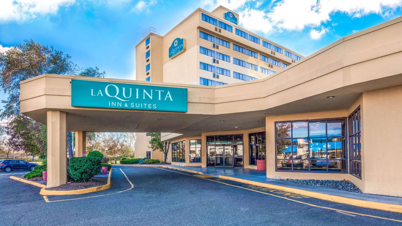 La Quinta Inn & Suites by Wyndham Secaucus Meadowlands