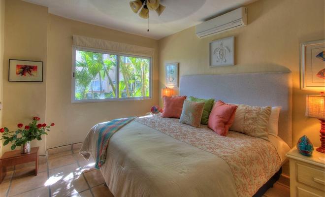 Steps to Beach. 180 Ocean View, Corner condo with lots of light