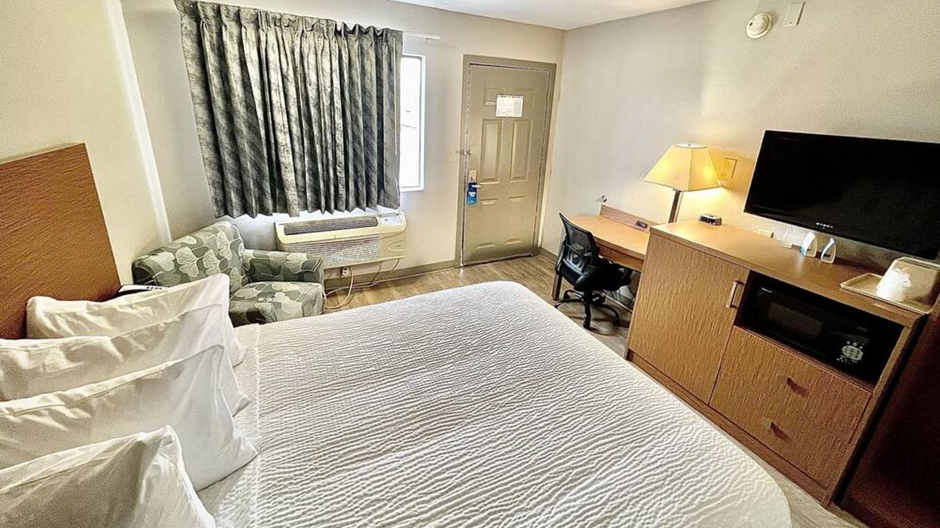 Days Inn & Suites by Wyndham Arlington Near Six Flags