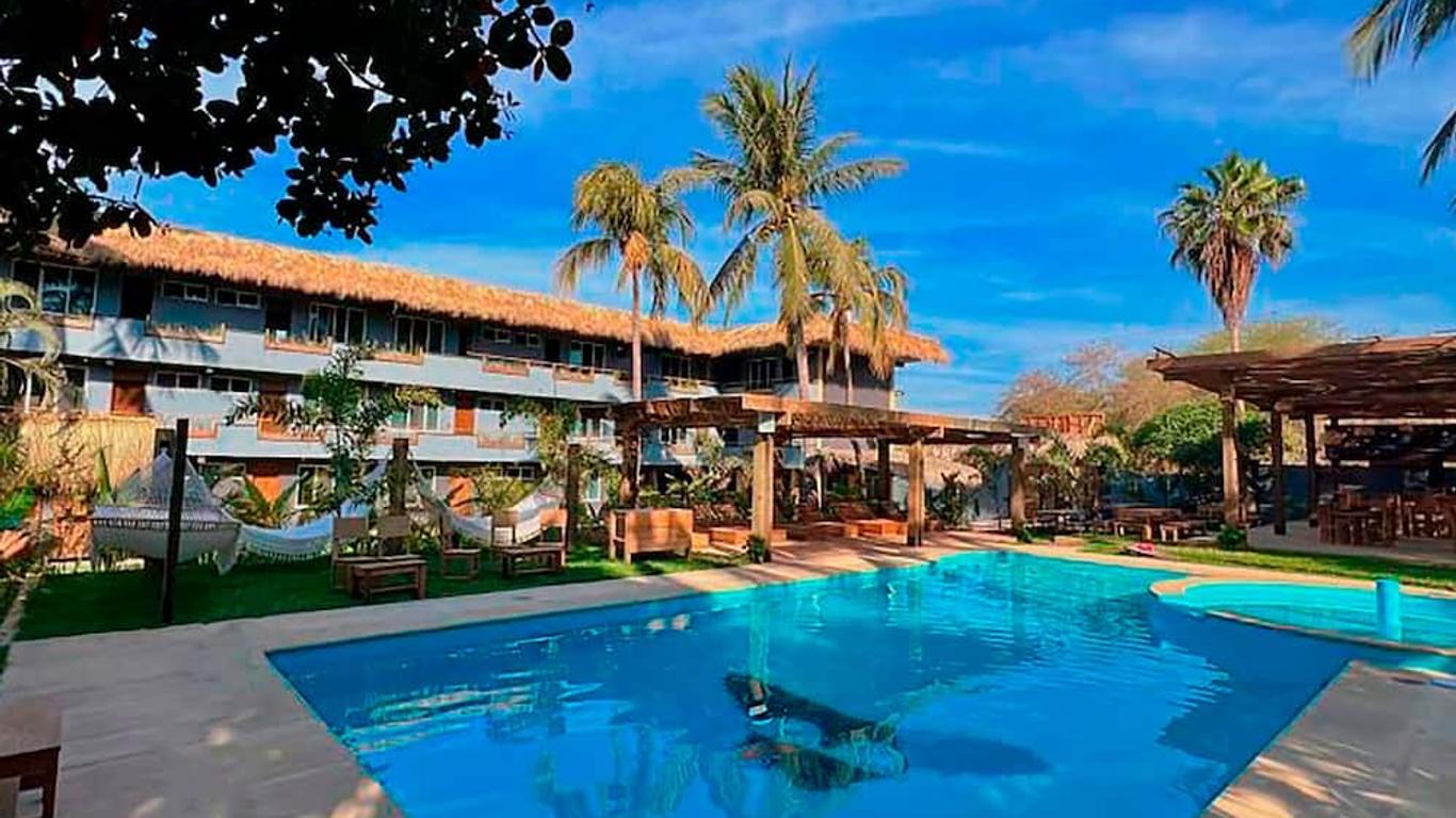 Straw Hat Surf Hostel & Bar