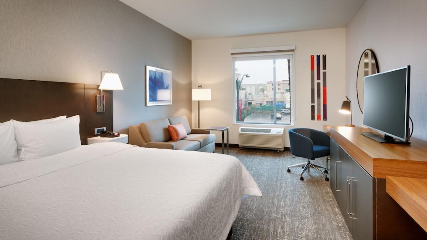 Hampton Inn & Suites Anaheim Resort Convention Center