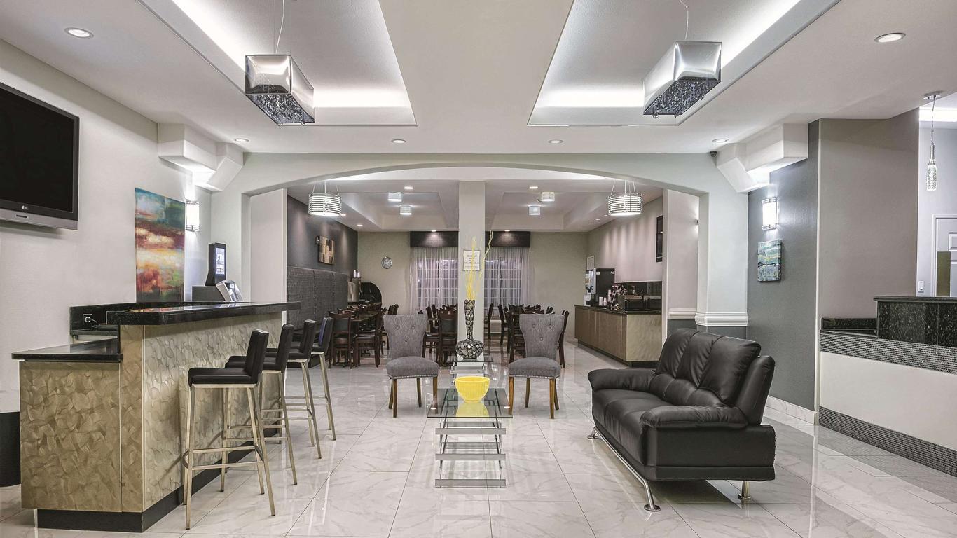 La Quinta Inn & Suites by Wyndham Mercedes Outlet Mall