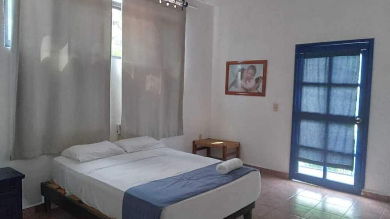 Mayflower Hotel & Hostal