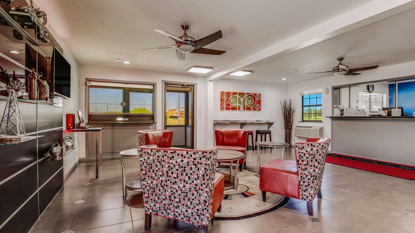 Econo Lodge Inn & Suites